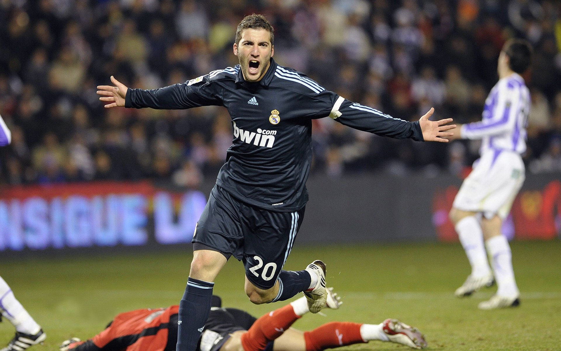 勇士后卫完成绝杀后队友热情拥抱，勇士组织后卫